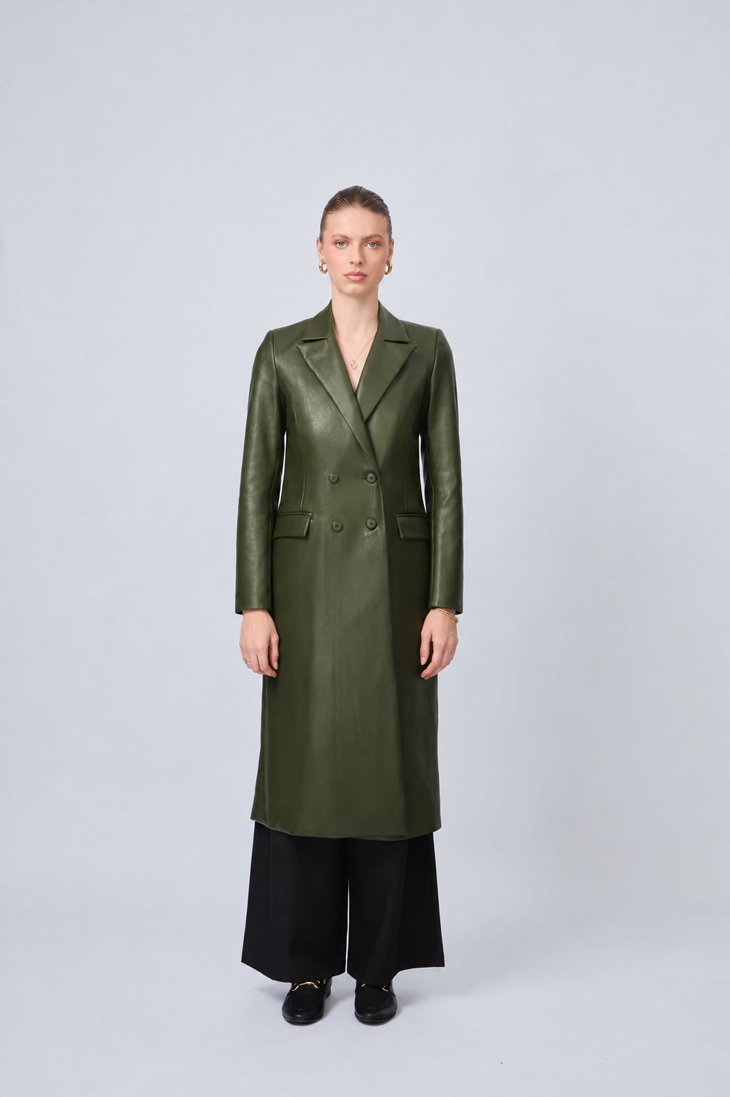 SACO LARGO DE CUERINA CON BOLSILLOS Y SOLAPAS VERDE MILITAR - BRUMA