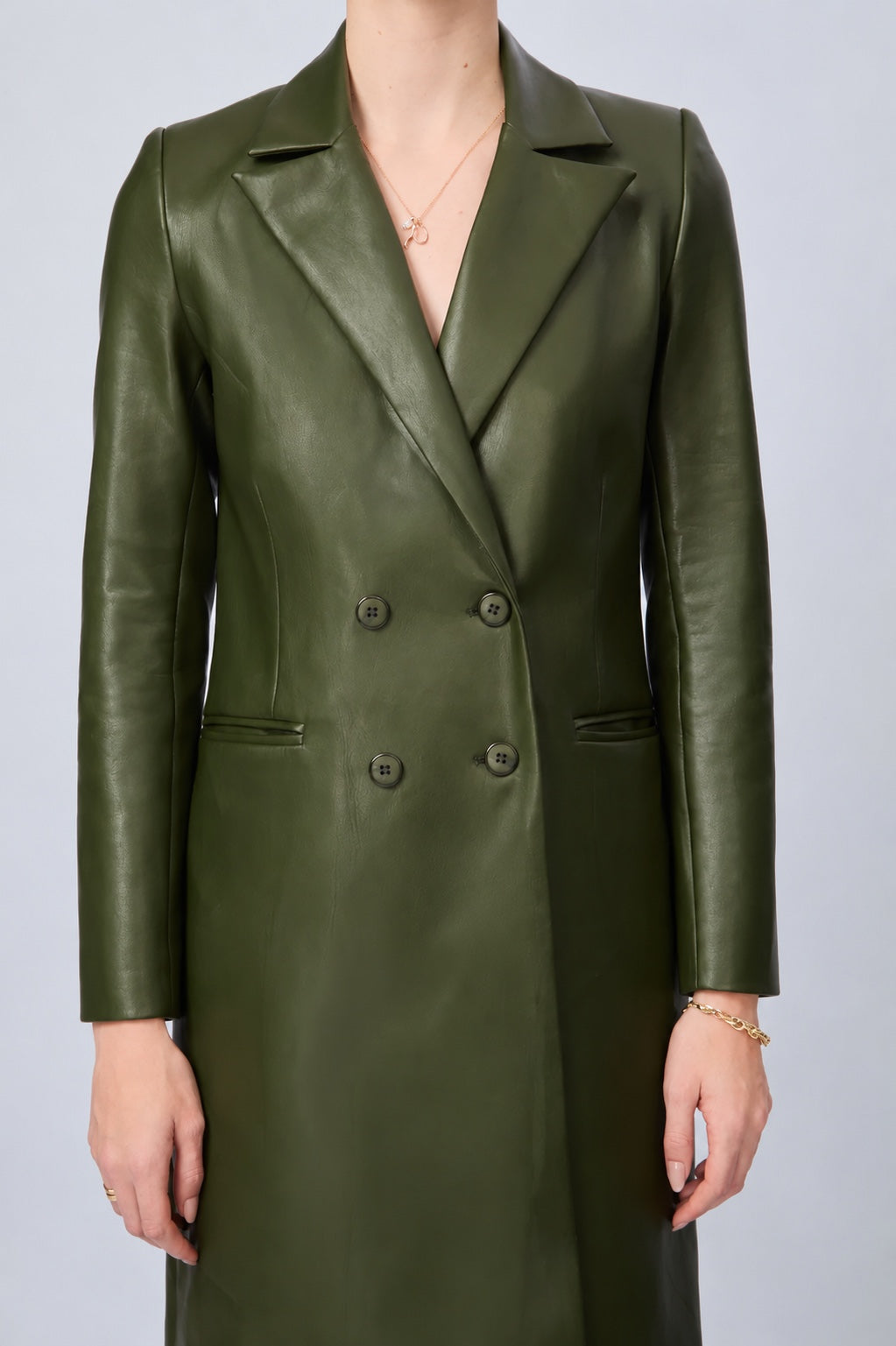 SACO LARGO DE CUERINA CON BOLSILLOS Y SOLAPAS VERDE MILITAR - BRUMA