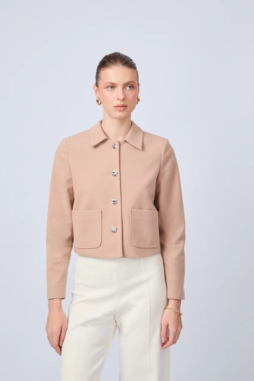 CASACA CORTA CON CUELLO CAMISERO BEIGE- AMALIA