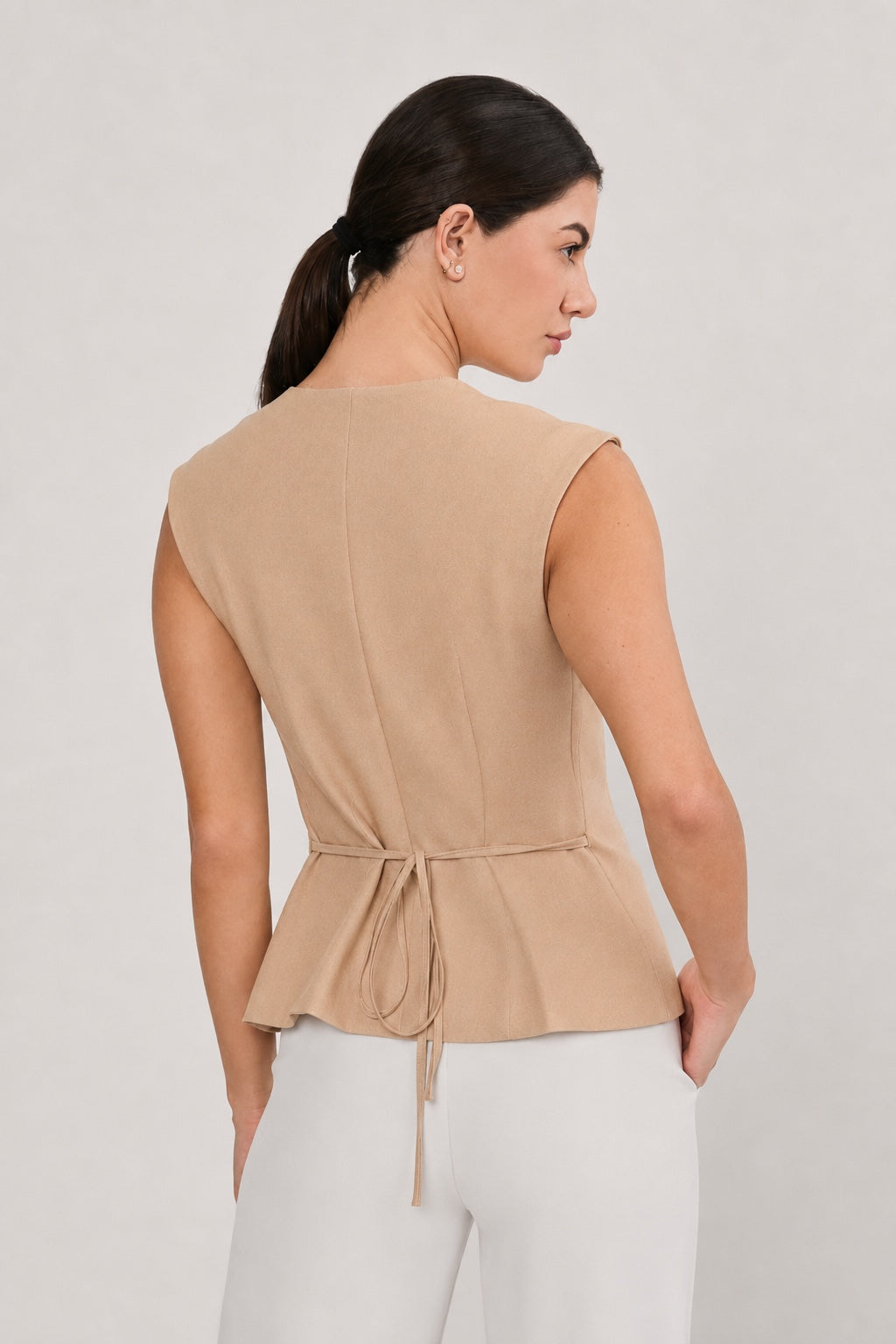 CHALECO CON ESCOTE V Y TIRAS POSTERIORES CAMEL - AMAIA
